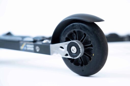 ff-360-flow-skate-roller-ski-closeup-salomon-binding-wheel.jpg Close-up of FF 360 Flow Skate roller ski featuring Salomon bindings and advanced recyclable black plastic wheels.