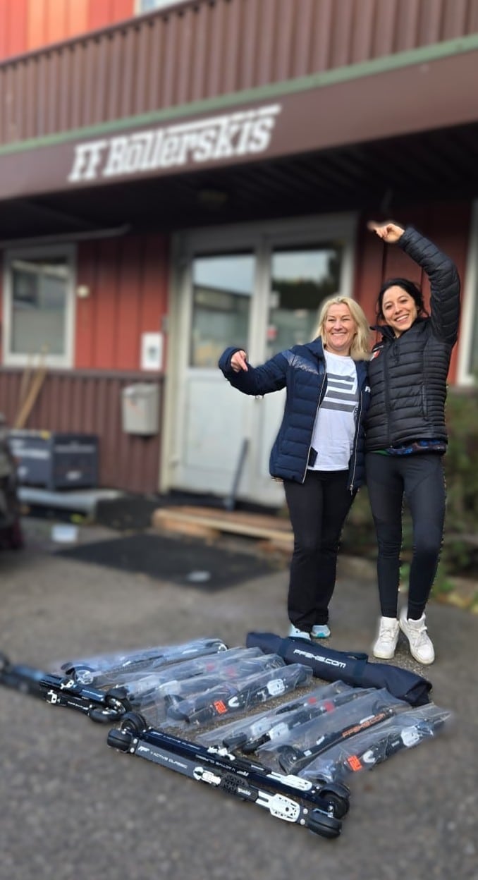2 women in front of ff rollerskis workshop. rollerski ffskis 360Flow