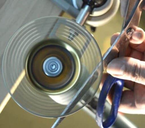 rollerski tip sharpner Close-up of scissors being sharpened using a diamond disc for precision and durability.